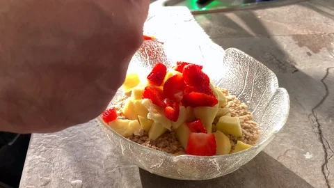 A man prepares a healthy breakfast 動画素材 109210899