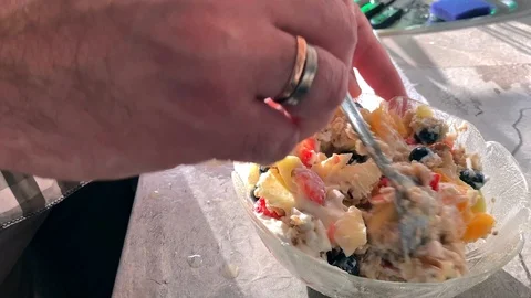 A man prepares a healthy breakfast 動画素材 109258963