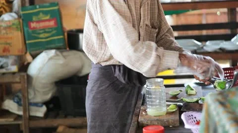 A man prepares a juice from the lime Vídeo Stock 11133200