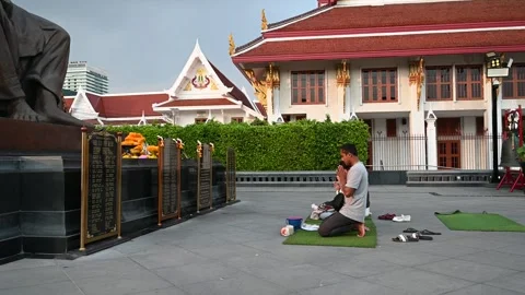 Man prepares offerings at Somdet To Memorial Video stock 338385256