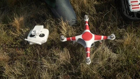 Man prepares quadrocopter for flight. 4k Видео 103264440