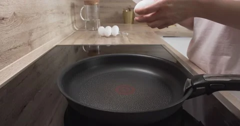 A man prepares scrambled eggs for breakfast Stock-Footage 155425222