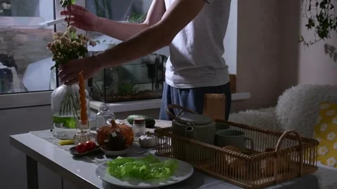 Man preparing breakfast in bed at a kitchen table. 库存影片 330128452