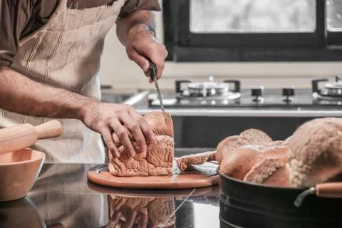 Man preparing buns at table in bakery Fotos de archivo