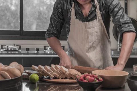 Man preparing buns at table in bakery Fotos de archivo
