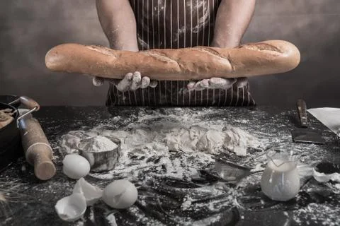 Man preparing buns at table in bakery 库存照片