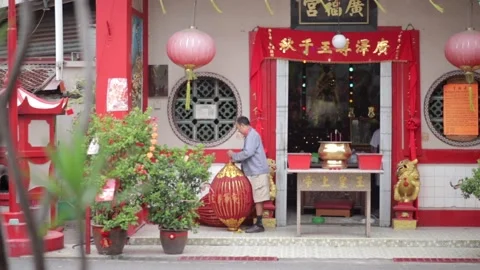 Man preparing chinese lantern in temple Stock-Footage 138820965