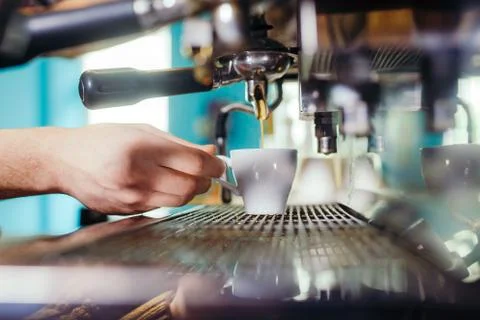 Man Preparing Coffee at Coffee Machine Stockfoto's