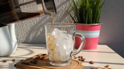 Man preparing coffee with ice and milk cream. Vídeo Stock 155692723