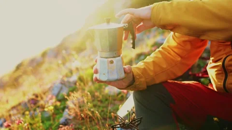 Man preparing coffee on the mountain Vídeos de archivo 292827041