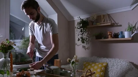 Man preparing croissants for breakfast in bed at home. 库存影片 330128529