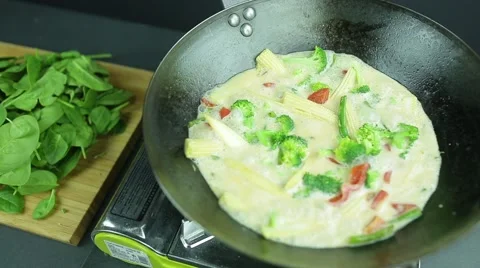 Man preparing curry vegetables with cocount milk on the wok pan 스톡 동영상 59847572
