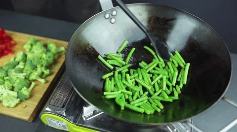 Man preparing curry vegetables on the wok pan 스톡 동영상 59847484