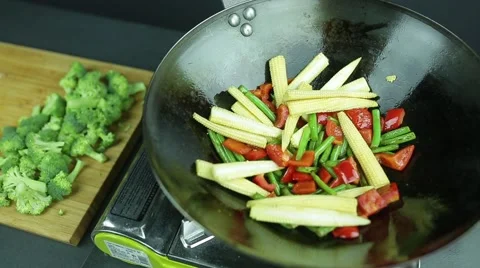 Man preparing curry vegetables on the wok pan 스톡 동영상 59847503