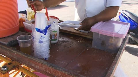 Man preparing delicious tacos 库存影片 8606768