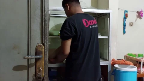 A man is preparing the food a customer ordered for breaking the fast Vidéo 237132182