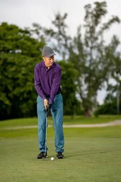 Man preparing for his par 3 shot Man preparing for his par 3 shot Copyrigh... 스톡 사진