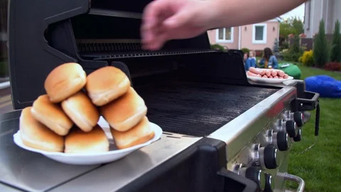 Man preparing hot dogs on a grill Video stock 130059570