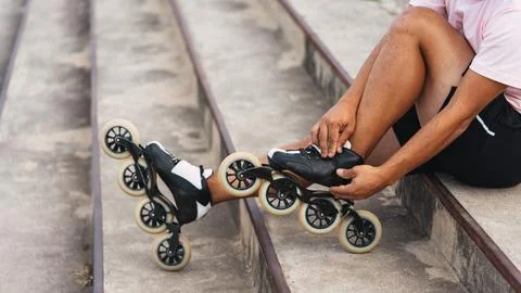 Man preparing for inline skating on concrete stairs Stock-Fotos