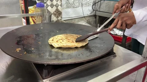 A man preparing lacha paratha at a shop in India 스톡 동영상 280528461