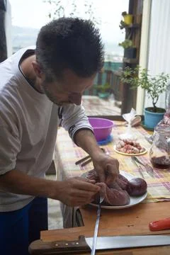 Man preparing meat for barbeque Foto stock