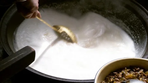 Man preparing noodle soup in the kitchen Stockbeeldmateriaal 88333562