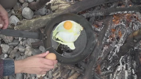 Man preparing omelet in frying pan Video stock 65964108