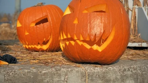 Man preparing a pumpkin for halloween Vidéo 118917288