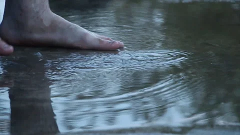 Man preparing to run in rainy weather by a puddle Stock Footage 107946559