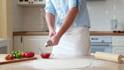 Man preparing tomato sauce for pizza Stock-Footage 86462056