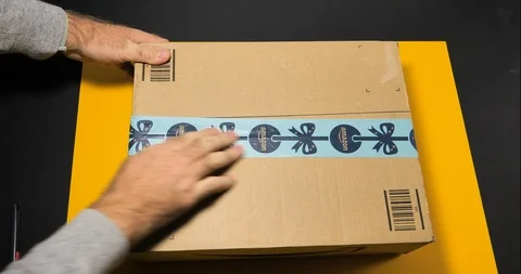Man preparing to unboxing the new Amazon Cardboard box Vidéo 100820307
