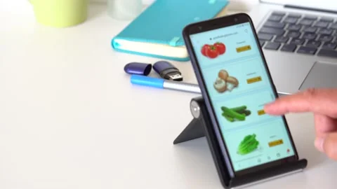 Man Preparing Vegetable Meal Searching Checking Online Supermarket. 库存影片 145760710