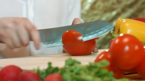 Man preparing vegetable salad slices tomato. Видео 62841803