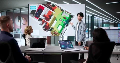 Man Presenting Innovative 3D Wireless Router Signal Strength Model. Foto stock
