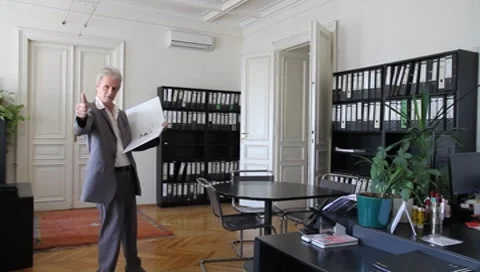 A man presents ... Vídeos de archivo 8638439