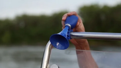 A man press on the manual klaxon Vídeo Stock 78717801