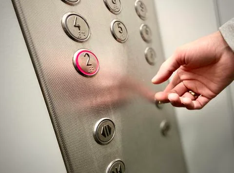 The man presses the elevator button with his hand. A close-up. Mobile photo. Foto stock