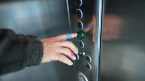 Man presses elevator button, his hands coronavirus Foto stock