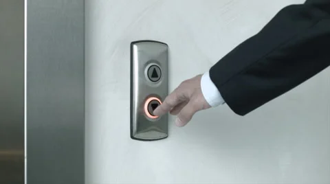 Man pressing elevator button to go down Vidéo 51440406