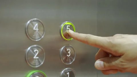 Man pressing a five button Vidéo 292379756