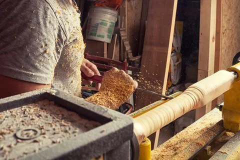 Man processes a wood on a lathe Foto stock