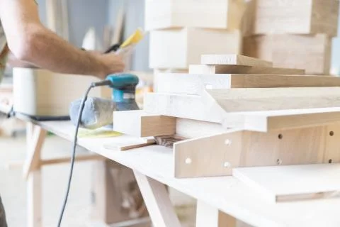 A man is processing a tree. Joiner. A carpenter. Woodworking Processes Foto stock