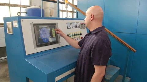 Man programing a cubic-presser at synthetic diamonds factory Vidéo 51626525