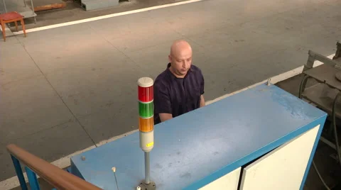 Man programing a cubic-presser at synthetic diamonds factory Vidéo 51627571