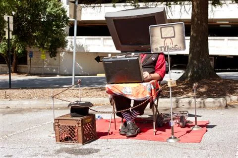 Man With Prop TV On Head Does Performance Art Fotos de archivo