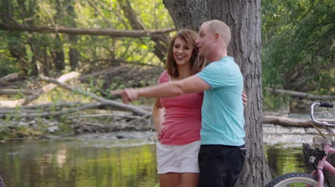 Man proposing to girlfriend in the park Video stock 67302146