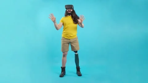 Man with prosthetic leg gesturing while using a virtual goggles Video stock 229529080