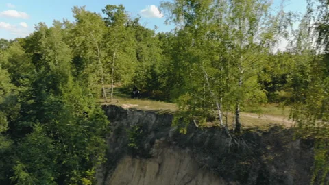 Man in protective gear with a helmet, extremely riding on a black Enduro on the Видео 115884182