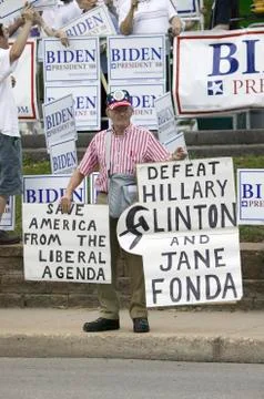 Man protesting US Senator Hillary Clinton during her campaign debate in Des Foto stock