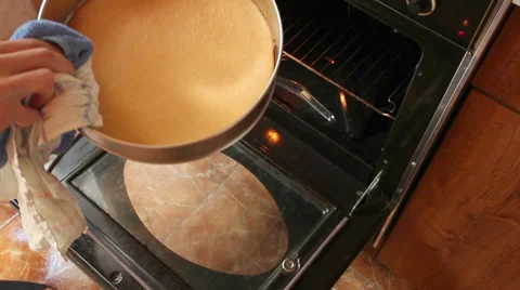 Man Pull Out Cake From Oven Vídeo Stock 30139410